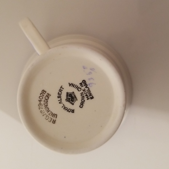 1930s Vintage Royal Albert Art Deco Teacup and Saucer Set - Picture 9 of 17